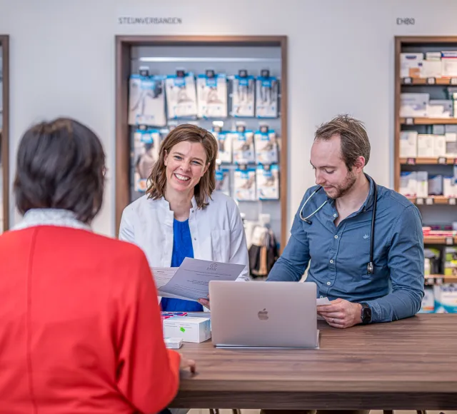 apotheker en arts in overleg met patiënt